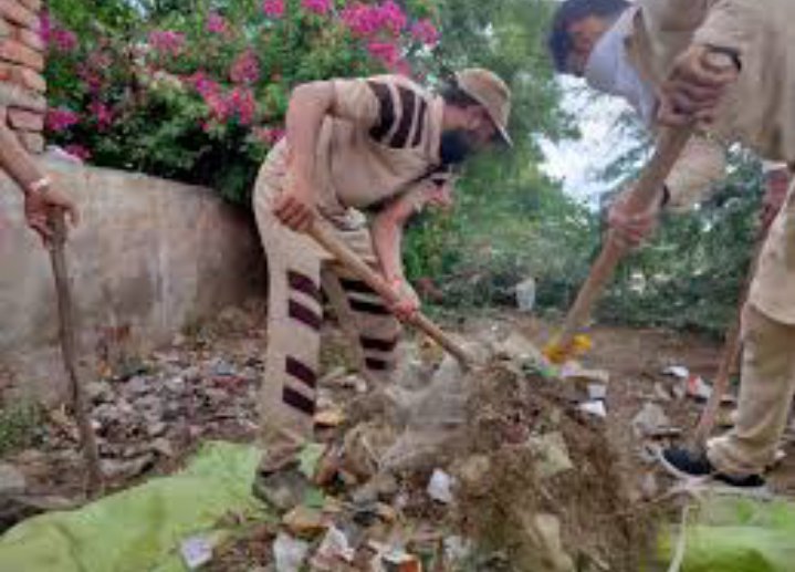 Volunteers of the #Derasachasauda  have done many #cleanlinesscampaign  starting with slogan and will continue to do so
#CleanlinessDrives
#HoPrithviSaafMiteRogAbhishaa
#हो_पृथ्वी_साफ_मिटें_रोग_अभिशाप
#138WelfareWorks
#SelflessServices
#SaintDrGurmeetRamRahimSinghJi