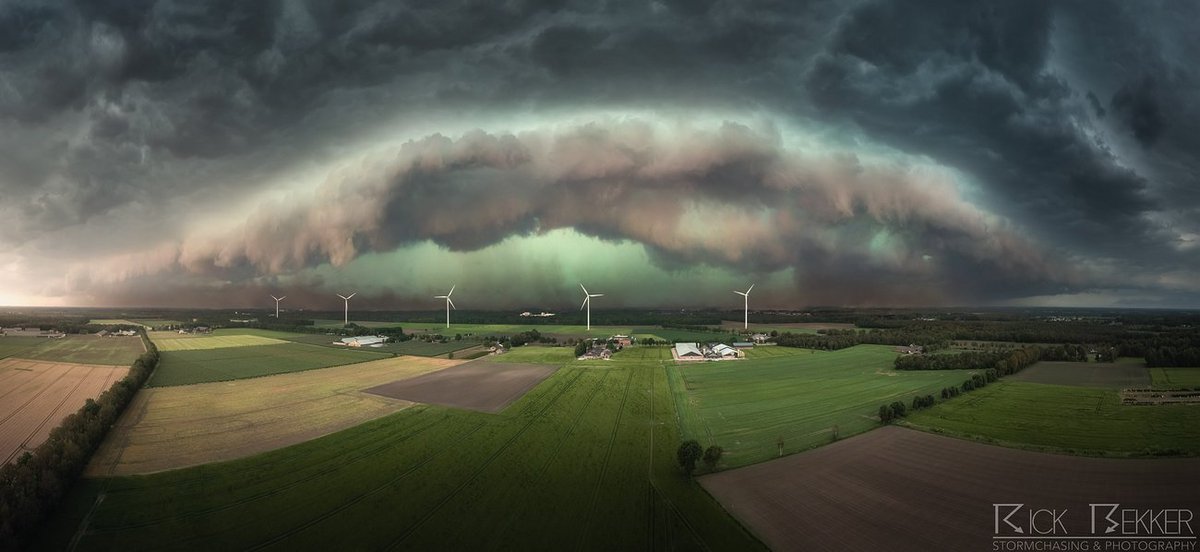 RBekker93's tweet photo. Hevig onweer eerder vanmiddag in Brabant, gifgroene luchten en een woeste arcus waren het vooraanzicht van een agressief stukje convectie. #onweer #noodweer #bliksem https://t.co/xlmJ0HWcbN