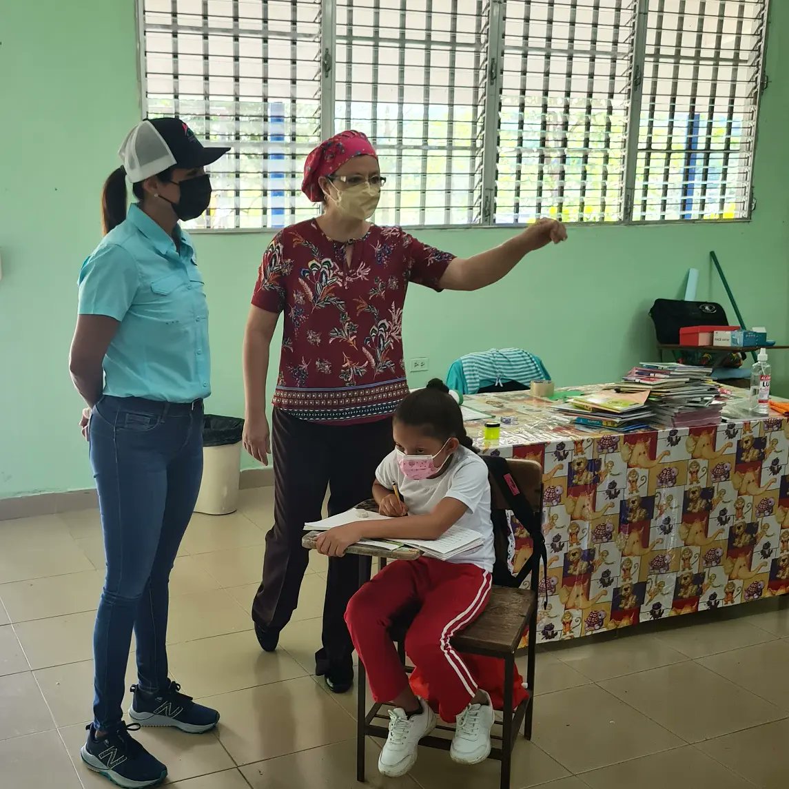 Anagrosas's tweet photo. #Vigui Como parte de los retos que tienen nuestras escuelas está la baja matrícula. En Escuela de Viguí son multigrado y requieren con prioridad contar con una cerca perimetral, ya que al estar a orillas de la panamericana, es una situación de riesgo para estudiantes. https://t.co/jFn7OMB7lh