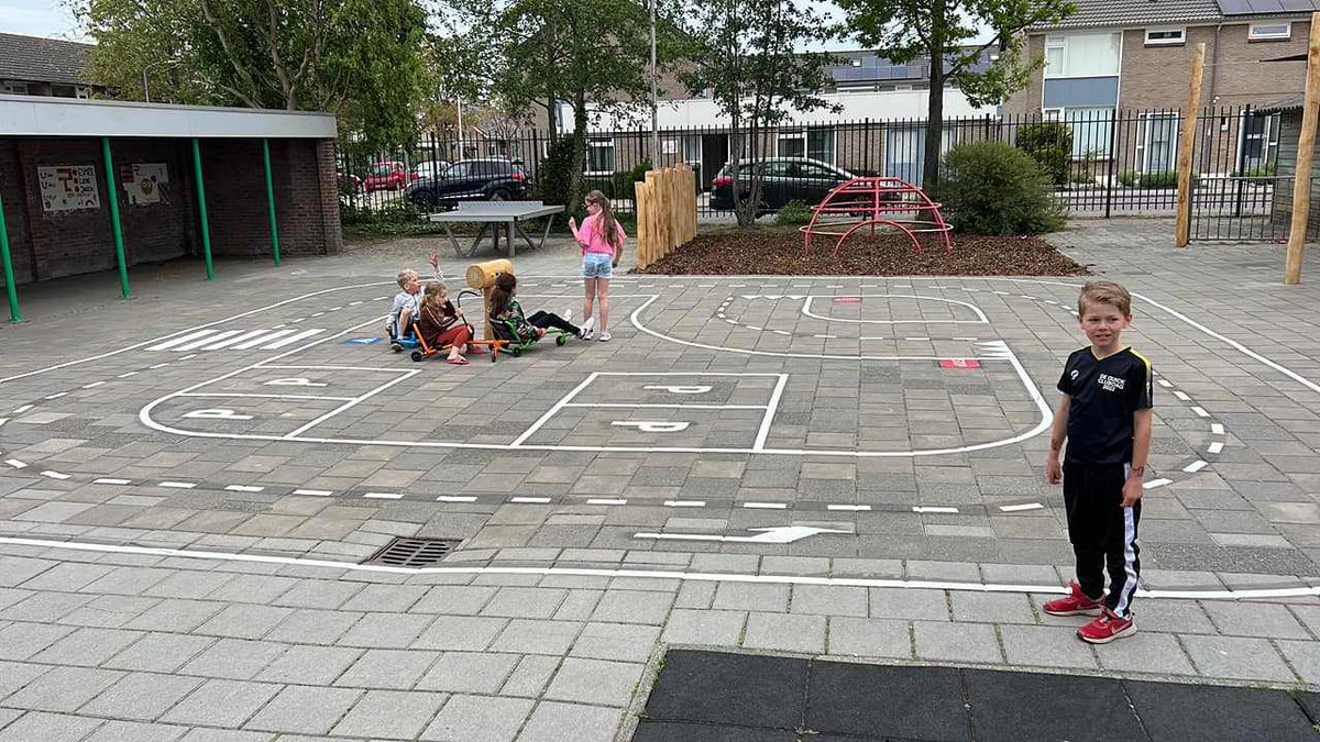 Een echt verkeersplein voor #Ollie B. Bommel (<a href="/gem_go/">Goeree-Overflakkee</a>) als winnaar van de @Schoolbrengweek 2021! Welke school heeft de meeste fietsende en lopende leerlingen en wordt winnaar in september 2022?? Doe mee! #maakeenpuntvannul.