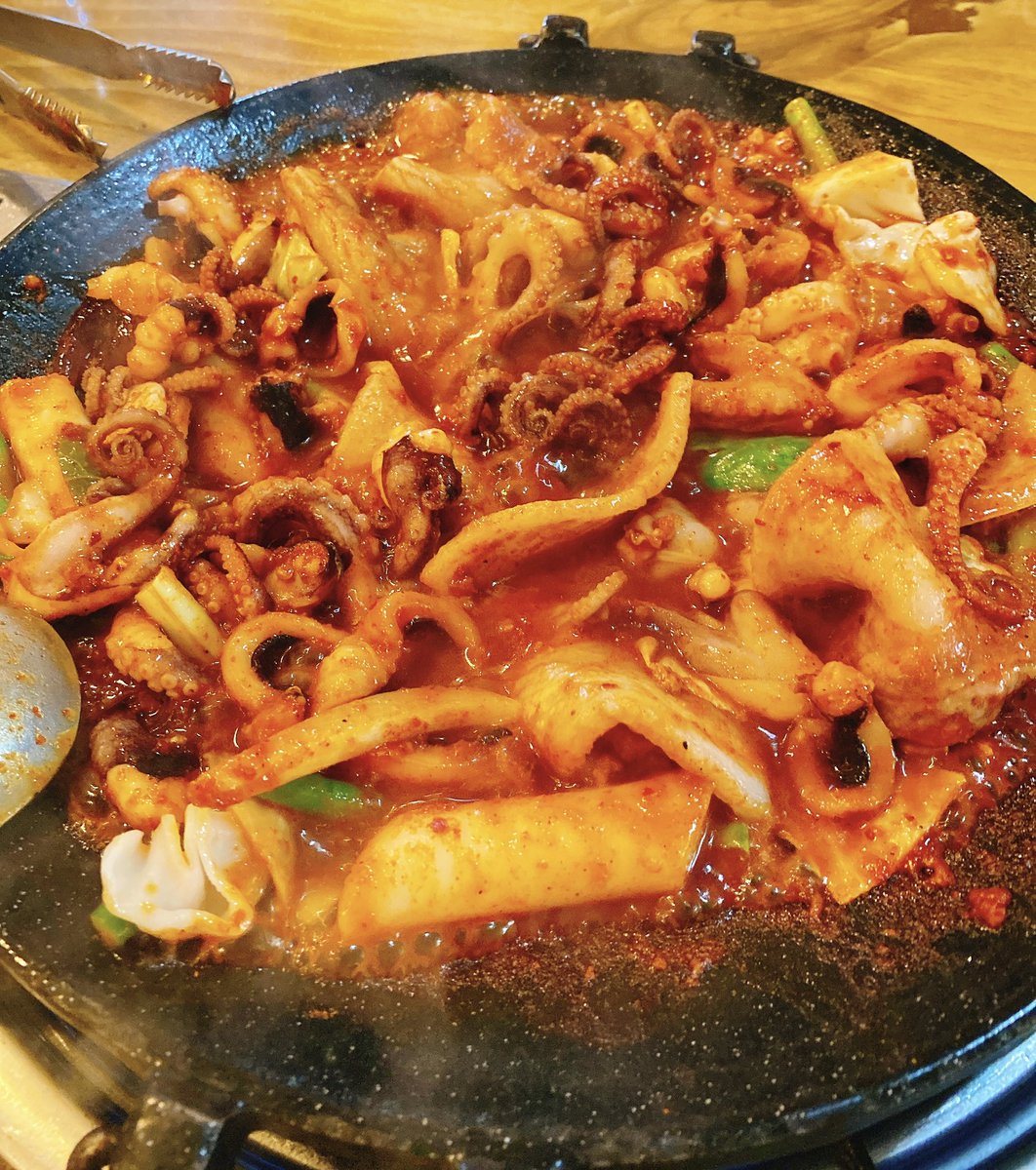lizzajar's tweet photo. ฮงซึจุกุมิ 홍스쭈꾸미 ร้านดังที่คนไทยมากินเยอะมาก หมูผัดซ๊อสกับปลาหมึก ตบท้ายด้วยข้าวผัดสาหร่ายไข่กุ้ง อร่อยแสงออกตา พิกัดฮงแด #รีวิวเกาหลี https://t.co/xV648A5Tam