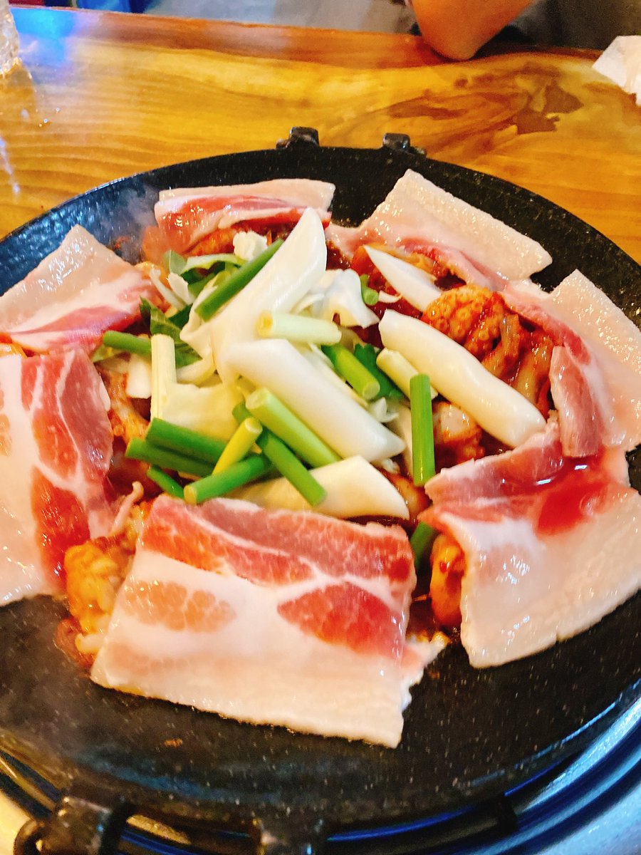 lizzajar's tweet photo. ฮงซึจุกุมิ 홍스쭈꾸미 ร้านดังที่คนไทยมากินเยอะมาก หมูผัดซ๊อสกับปลาหมึก ตบท้ายด้วยข้าวผัดสาหร่ายไข่กุ้ง อร่อยแสงออกตา พิกัดฮงแด #รีวิวเกาหลี https://t.co/xV648A5Tam