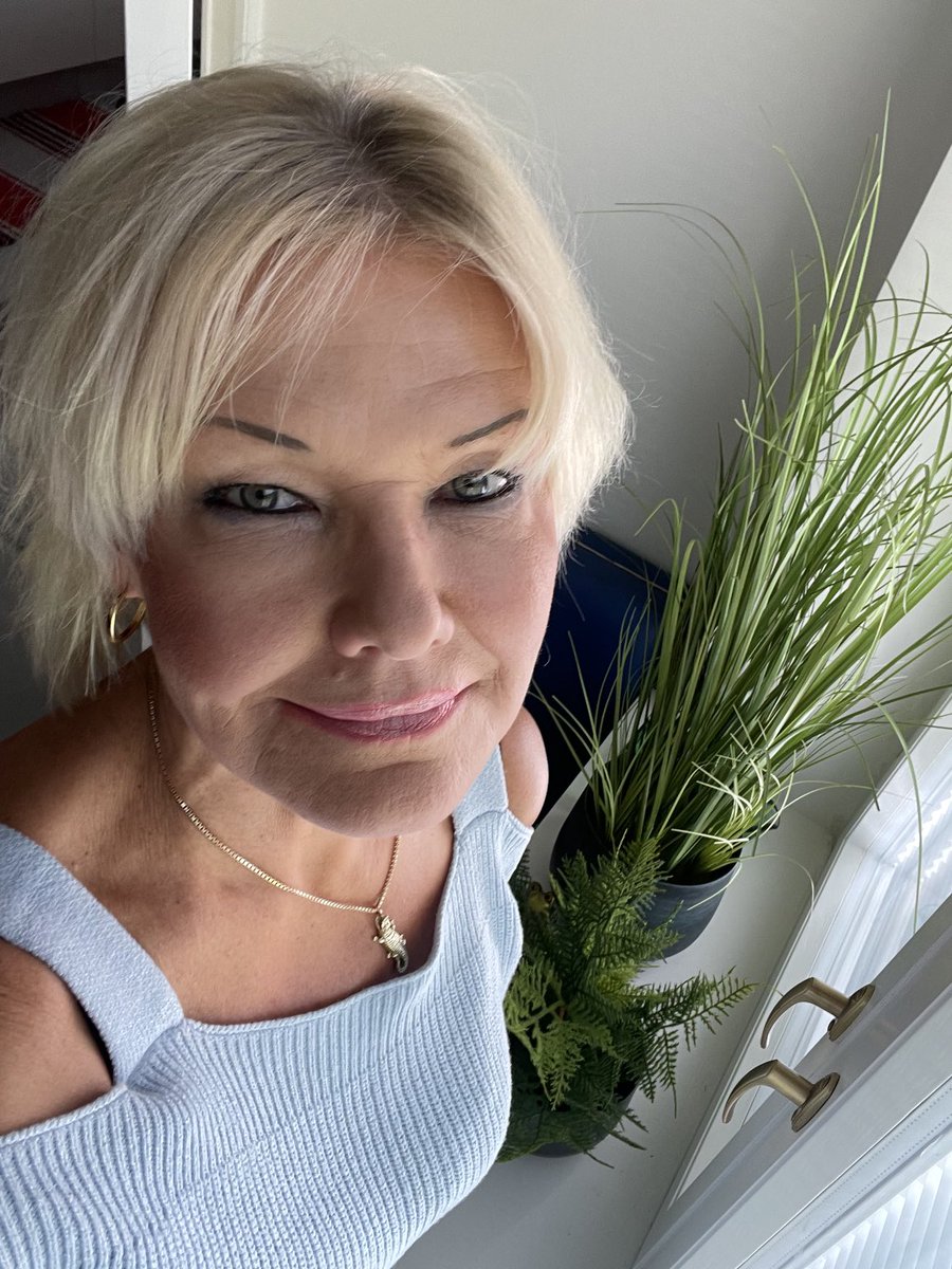 MattilaKarita's tweet photo. Torstai-ilta on toivoa täynnä❤️🔥
#SoffanPohjalla #sippi #vereslihalla 🌺 #MinäHuilaanLinnutLaulaa🙏🎶
#LOVE💋 https://t.co/8DDdanTkkA