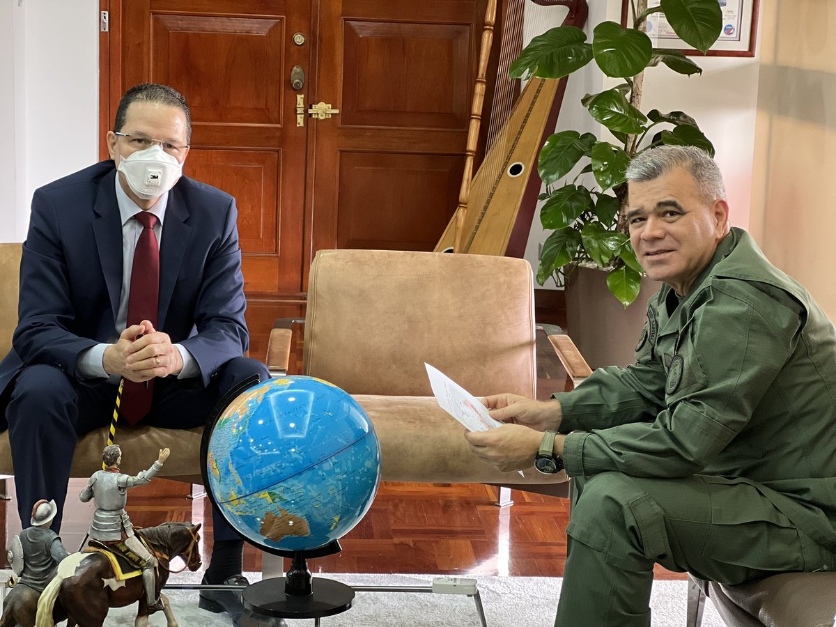 vladimirpadrino's tweet photo. En reunión con el canciller @Fariacrt, revisando las estrategias y líneas geopolíticas para continuar defendiendo nuestra soberanía en todos los ámbitos, con la diplomacia bolivariana de paz que lidera el Presidente y CJ @NicolasMaduro en la construcción de un mundo multipolar. https://t.co/aq2Mi4EpRp