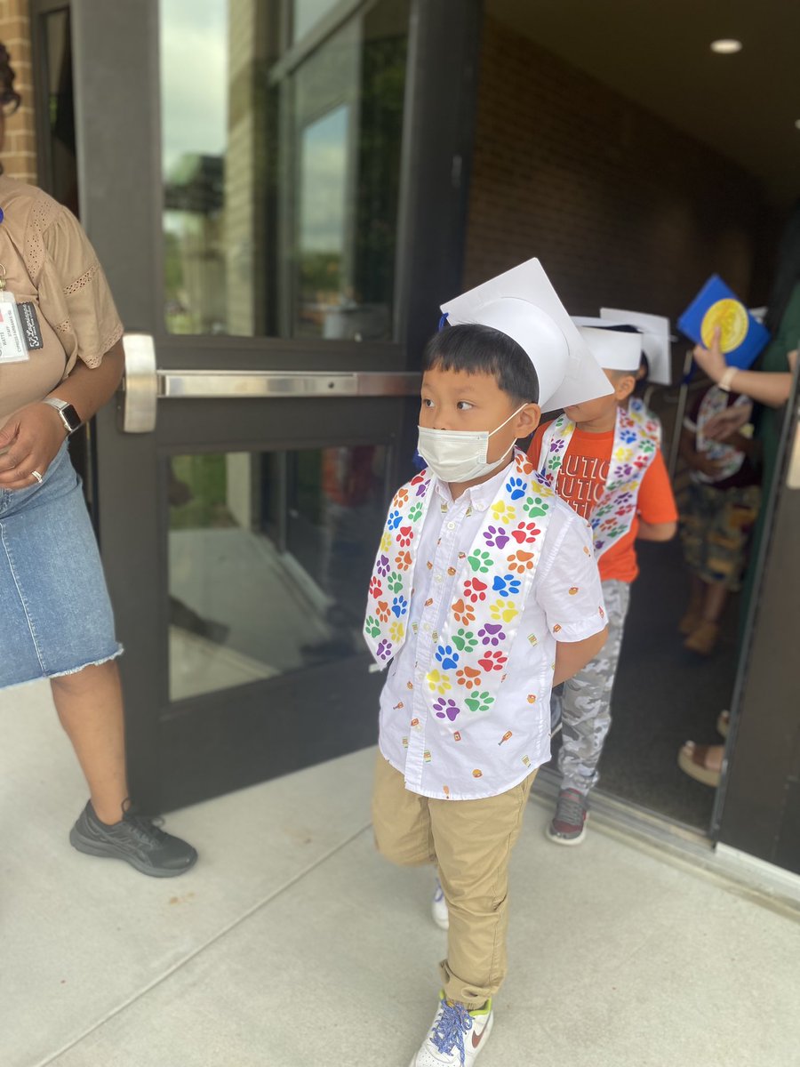 HorneElementary's tweet photo. Congratulations to Ms. Anyang’s class of kinder graduates! We are so proud of you! 🐶👨🎓⭐️ @CyFairISD #kindergraduation #hornehounddogs #horneproud https://t.co/PUk5FQPWzY