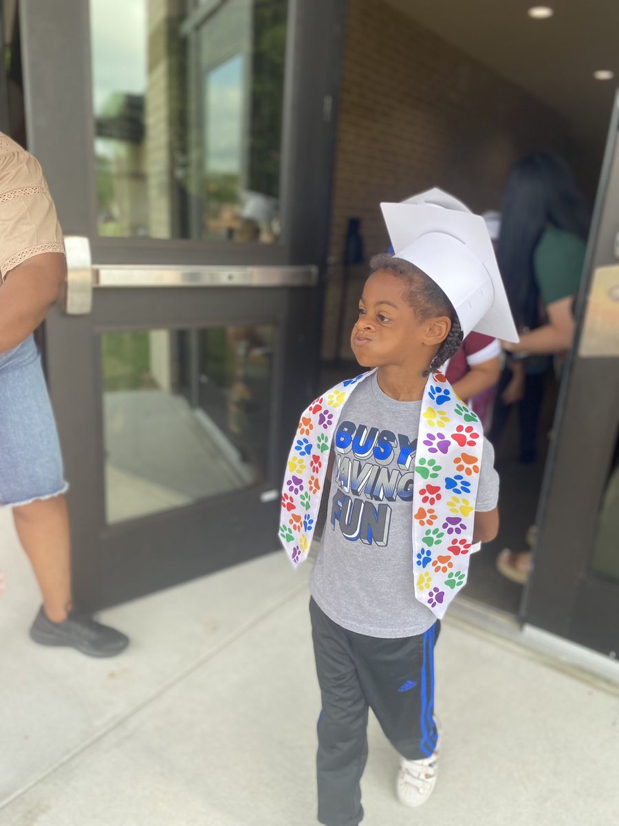 HorneElementary's tweet photo. Congratulations to Ms. Anyang’s class of kinder graduates! We are so proud of you! 🐶👨🎓⭐️ @CyFairISD #kindergraduation #hornehounddogs #horneproud https://t.co/PUk5FQPWzY