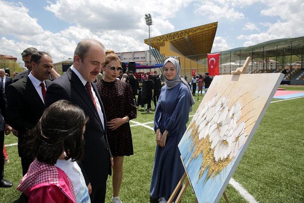 Bayburt KYK Yurtları olarak Gençlik Haftası kutlamalarına tören alanında resim sergisi açarak katıldık.