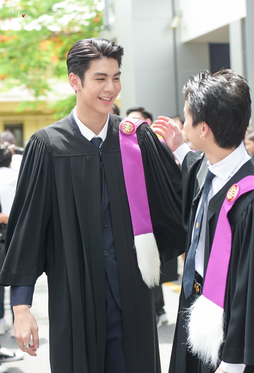 Ryu__Power's tweet photo. HQ - Pic 3 [220519]

ของแสดงความยินดีกับ บัณฑิตใหม่จาก คณะวารสารศาสตร์และสื่อสารมวลชน มหาวิทยาลัยธรรมศาสตร์ น้องริว @ryuvachirawich กับ พี่เจมี่เจมส์ @jamyjamess นะคะ 👏🏻✨🎉

#JamyJamess
#ริววชิรวิชญ์ 
#RyuVachirawich 
#RYUPOWER https://t.co/FlCoo1C59A