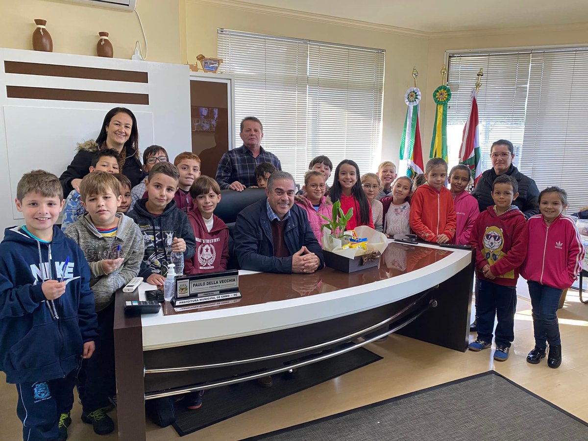 prefpaulodella's tweet photo. Hoje tive a honra de recepcionar os alunos da Escola de Educação Básica João Moro. 
Grato por todo o carinho e pelo diálogo produtivo e esclarecedor que obtivemos. https://t.co/KtXPrzKlNe