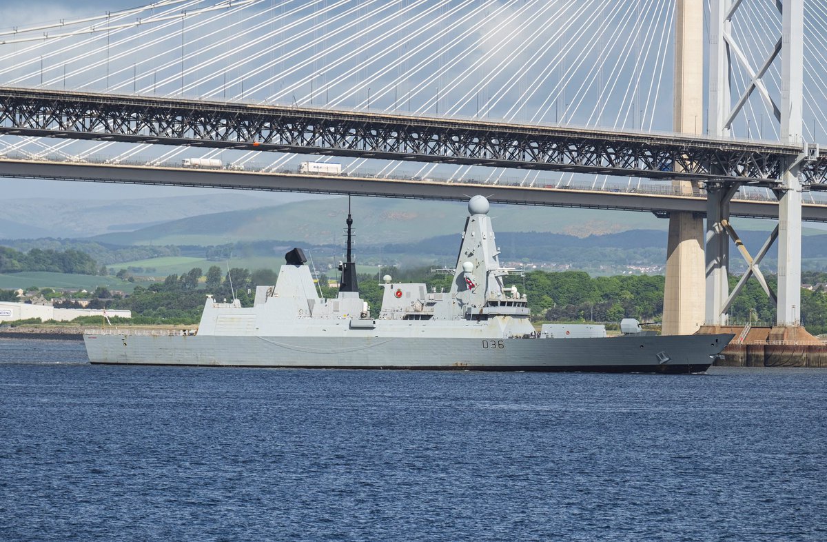 WarshipCam's tweet image. HMS Defender (D36) Daring-class air defence destroyer outbound under the Forth Bridges in Scotland - May 19, 2022 #hmsdefender #d36

* photo courtesy of @Brian_D2016
