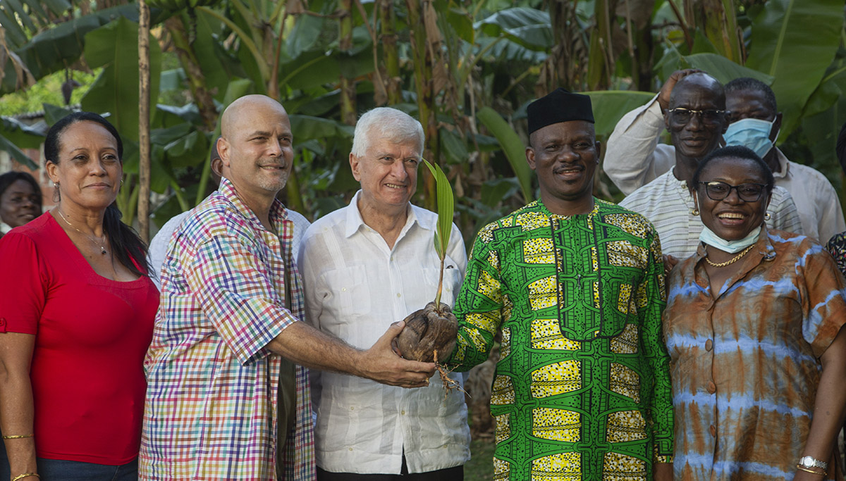 Como parte de las conmemoraciones por el Día de África (25 de mayo) recorrimos la comunidad Libertad, en La Lisa, con embajadores y otros representantes del cuerpo diplomático de ese continente en #Cuba #Africa #CDRCuba #SomosDelBarrio