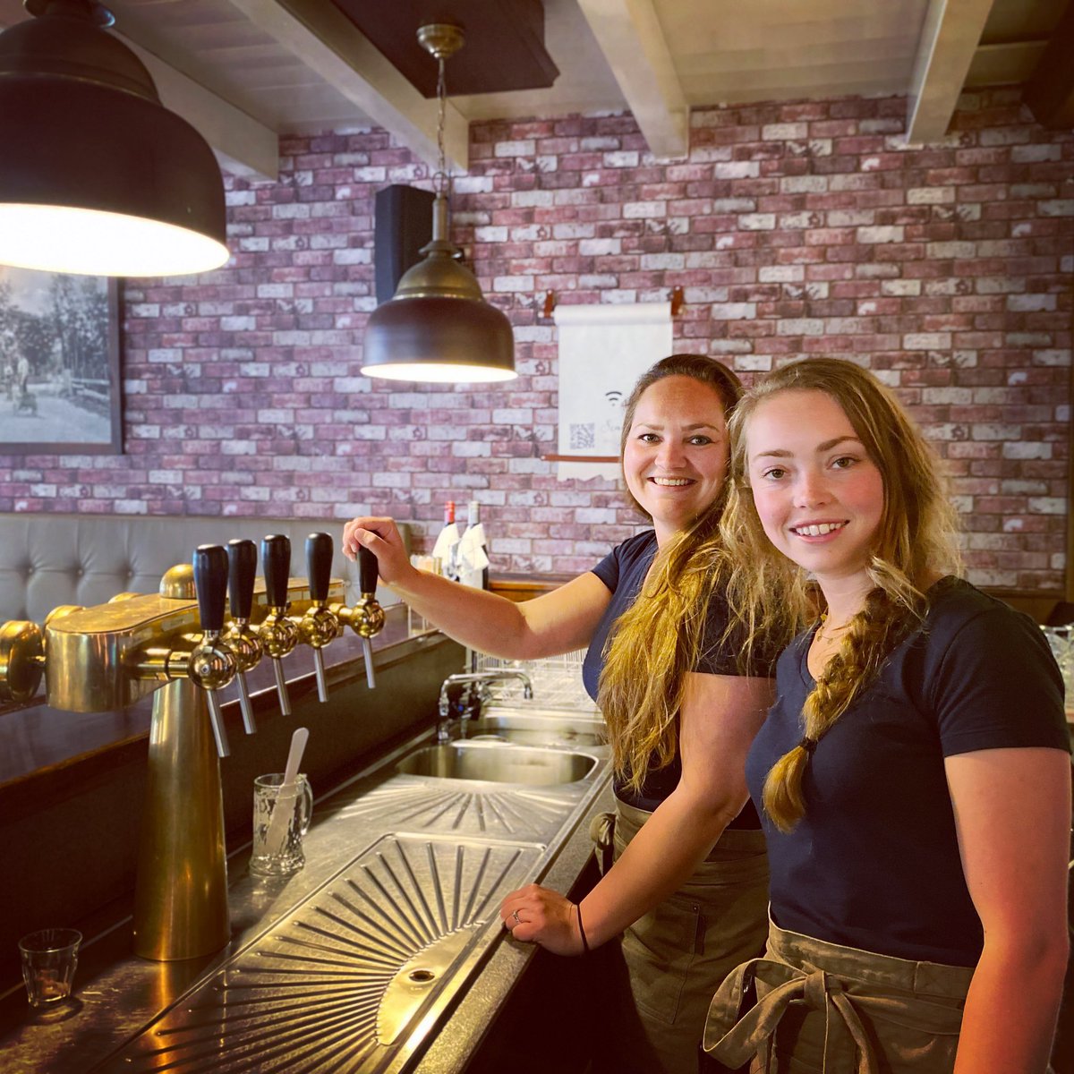 O P R O E P | Wil jij net als Petra en Hester deel uit maken van ons superleuke team? Ben jij deze zomer beschikbaar?
Wij zoeken VAKANTIEKRACHTEN voor in de bediening! Dm/app/mail of bel ons! •Woonruimte is aanwezig• #terschelling #vakantiewerk #vacature #werkenopterschelling