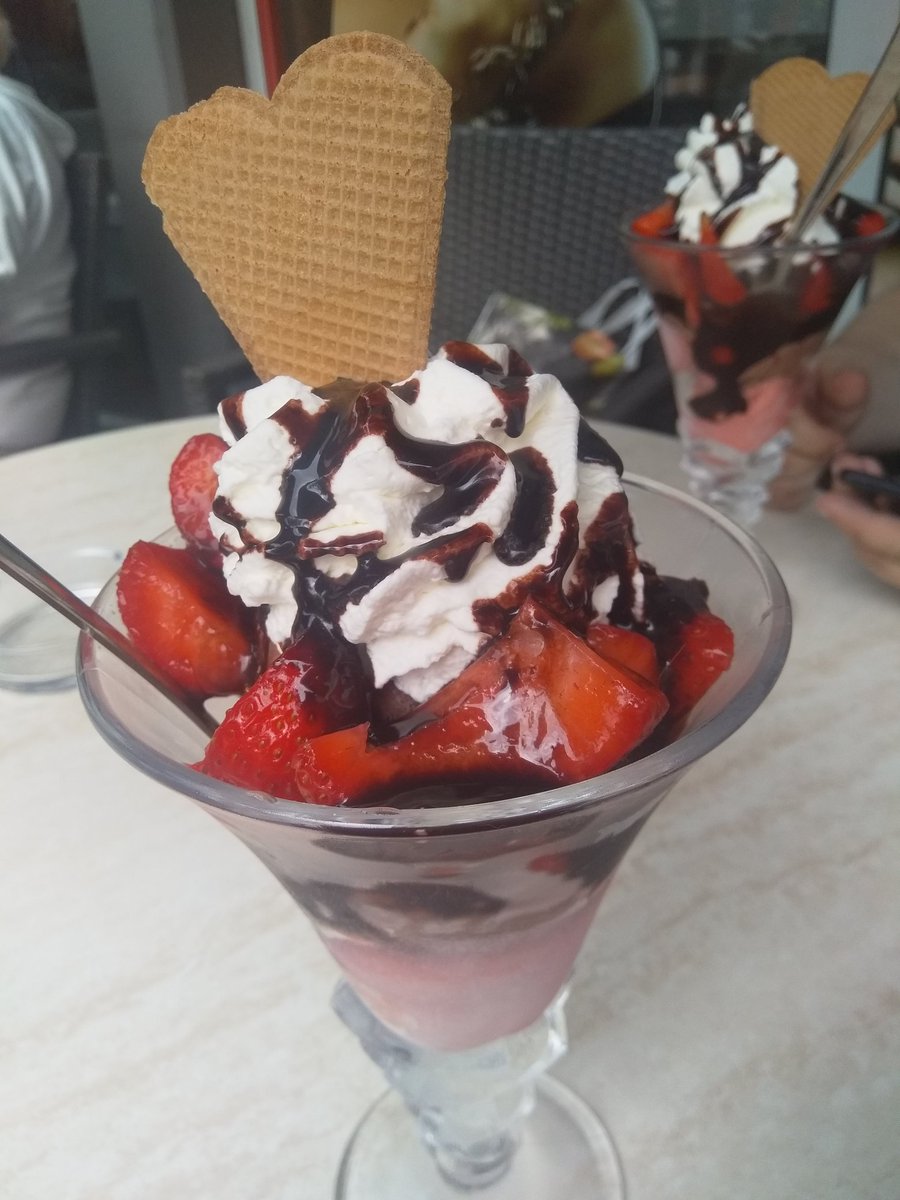 MeloftheShell's tweet photo. Lecker Eis essen. 😋

#EisEisBaby #Hitze https://t.co/yKvkLfsz7F