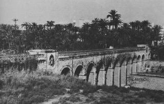 bio_pontsdelx's tweet photo. Aquest és l’aqüeducte de Regs de Llevant, construït a l’any 1923. És actual patrimoni arquitectònic de la nostra ciutat. Ara mateix es troba baix del Pont de la Generalitat. #GENTDELX #Elx @tallerhistoria2 @IesAssumpcio https://t.co/SQK9zrODyU