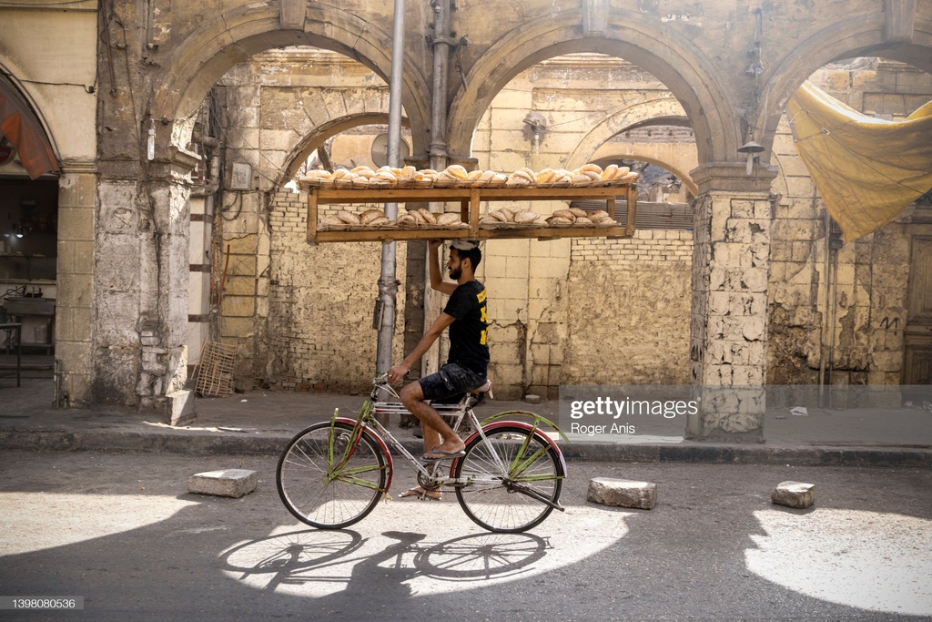 GettyImagesNews's tweet image. .#Breadmakers face rising costs in #Egypt, being the world's top #wheat #importer, Egypt introduced price controls on commercially sold #bread due to the rising price of wheat. Egypt imports 80% of its #wheatsupply from #Russia and #Ukraine. 📸: @Rogeranis #GettyNews
