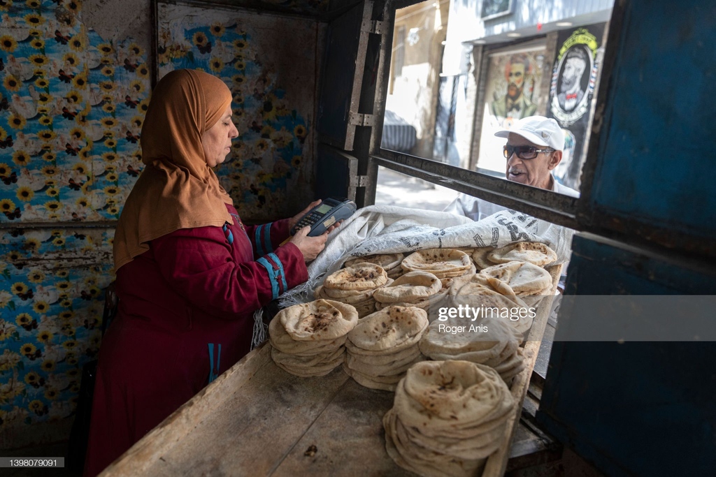 GettyImagesNews's tweet image. .#Breadmakers face rising costs in #Egypt, being the world's top #wheat #importer, Egypt introduced price controls on commercially sold #bread due to the rising price of wheat. Egypt imports 80% of its #wheatsupply from #Russia and #Ukraine. 📸: @Rogeranis #GettyNews