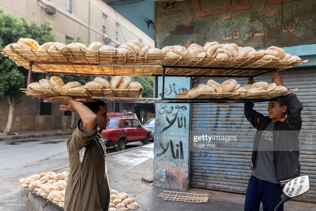 GettyImagesNews's tweet image. .#Breadmakers face rising costs in #Egypt, being the world's top #wheat #importer, Egypt introduced price controls on commercially sold #bread due to the rising price of wheat. Egypt imports 80% of its #wheatsupply from #Russia and #Ukraine. 📸: @Rogeranis #GettyNews