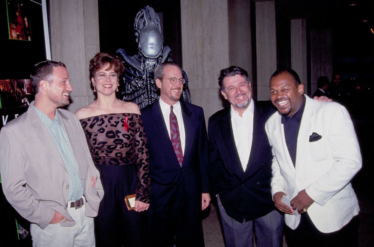avpgalaxy's tweet photo. On this day in 1992 Alien 3 premiered. It would release generally on the 22nd. Here we see David Fincher posing with producers Walter Hill and David Giler alongside Sigourney Weaver and Charles S. Dutton at the premiere. #Alien3 #Alien330th #30DaysFor30Years https://t.co/TAIhxr4EUJ