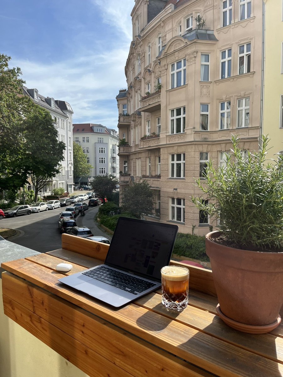 Egels14's tweet image. Back to summer summer office…#quaratinelife