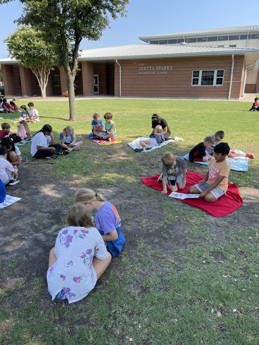 olin_kayla's tweet photo. Reading outside with our 4th grade reading buddies on our second to last day of school! 🎉 @SparksElemFISD @C_E_Dellinger @friscoisd https://t.co/cpciNa2wth