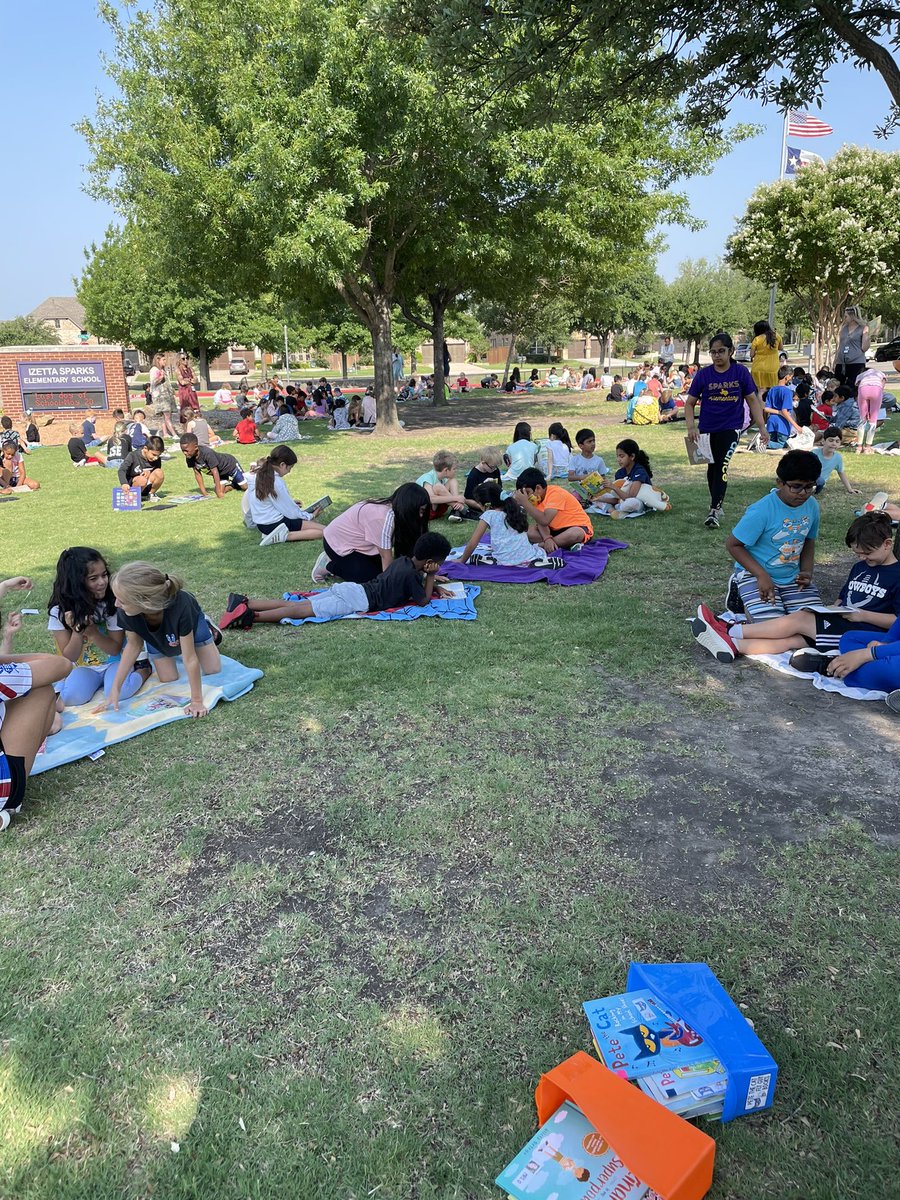 olin_kayla's tweet photo. Reading outside with our 4th grade reading buddies on our second to last day of school! 🎉 @SparksElemFISD @C_E_Dellinger @friscoisd https://t.co/cpciNa2wth