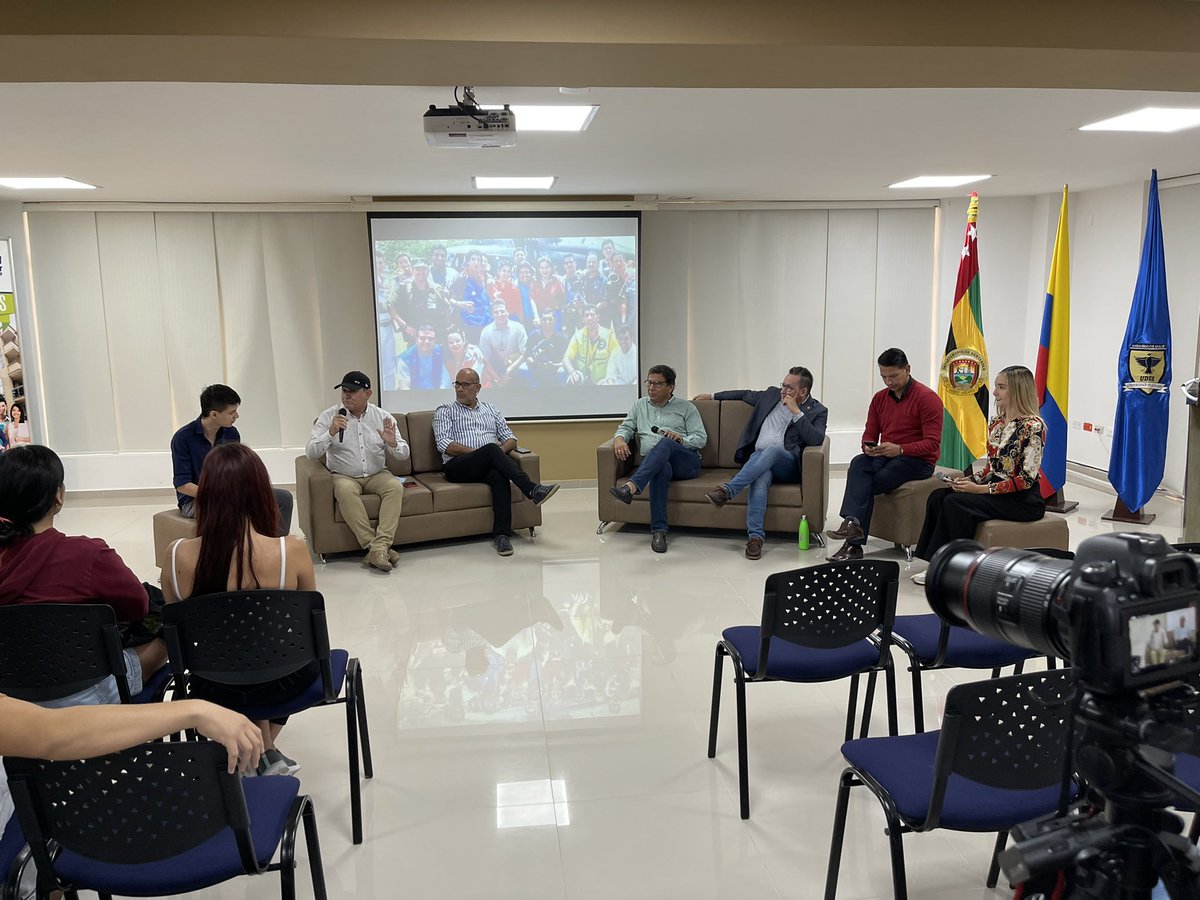 ComSocial_udes's tweet photo. #SoyComunicadorUDES |  #AEstaHora inicia el 'Conversatorio con periodistas víctimas del conflicto armando en Colombia', organizado por el programa de @ComSocial_udes de la @udes_oficial campus Bucaramanga. 📸🎥📽 https://t.co/aSOkbrSzGR