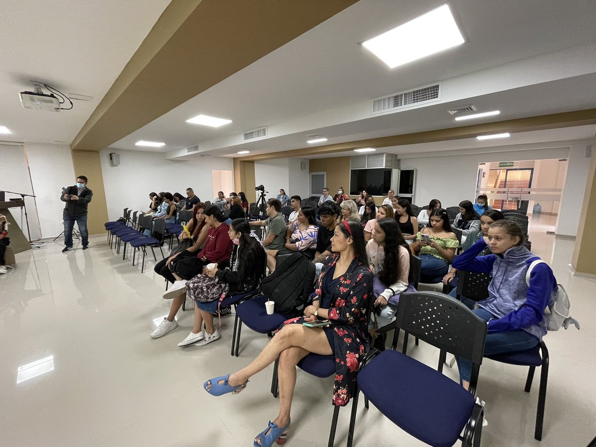 ComSocial_udes's tweet photo. #SoyComunicadorUDES |  #AEstaHora inicia el 'Conversatorio con periodistas víctimas del conflicto armando en Colombia', organizado por el programa de @ComSocial_udes de la @udes_oficial campus Bucaramanga. 📸🎥📽 https://t.co/aSOkbrSzGR