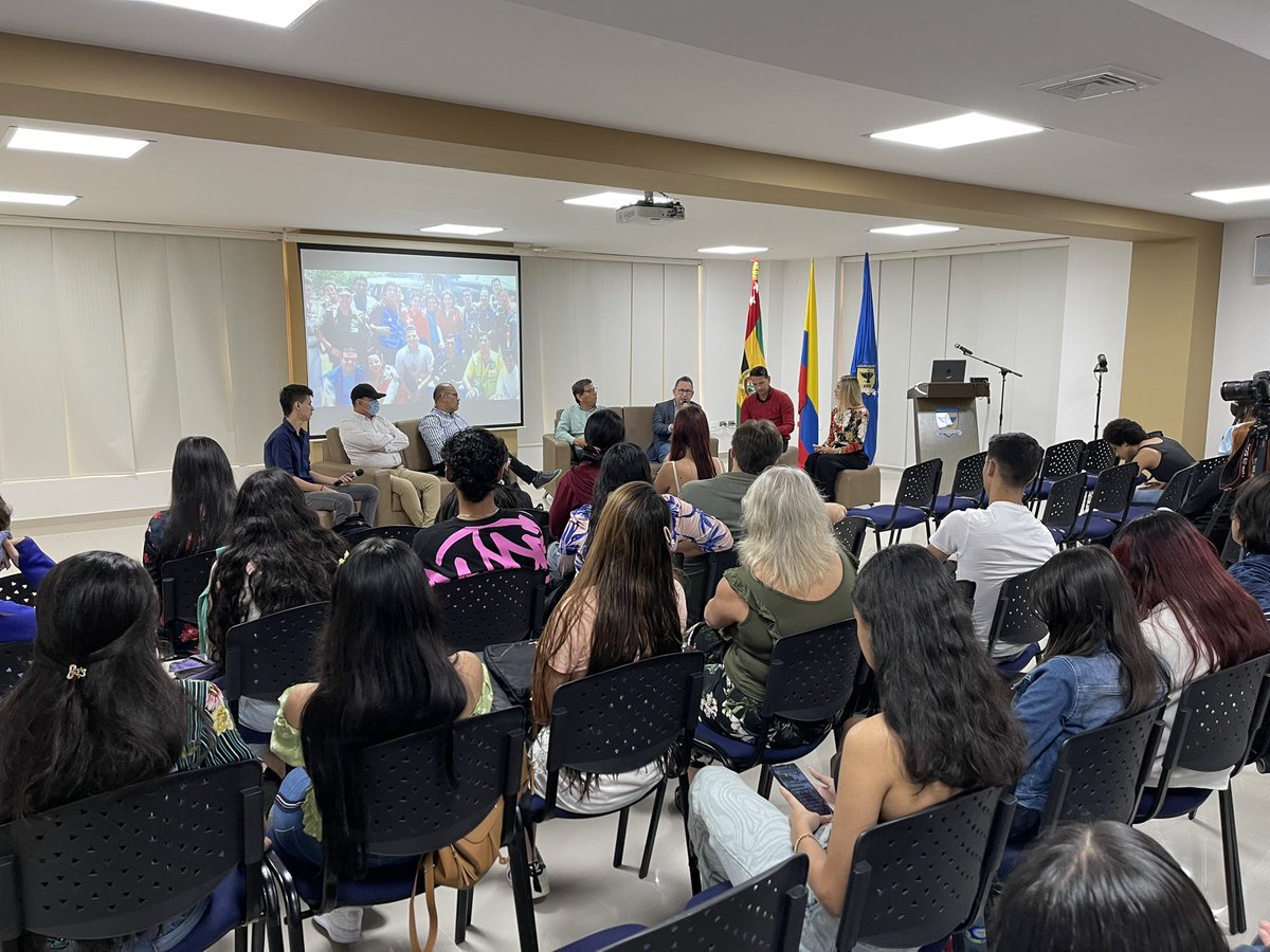 ComSocial_udes's tweet photo. #SoyComunicadorUDES |  #AEstaHora inicia el 'Conversatorio con periodistas víctimas del conflicto armando en Colombia', organizado por el programa de @ComSocial_udes de la @udes_oficial campus Bucaramanga. 📸🎥📽 https://t.co/aSOkbrSzGR