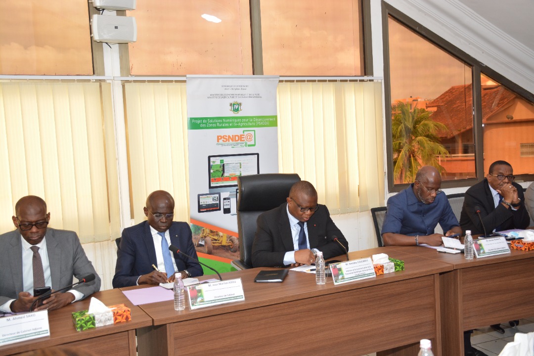 MINCOM_CI's tweet photo. Visite de travail du @MinComEN_CI, M. Amadou COULIBALY, au siège du comité exécutif du Projet de Solutions Numériques pour le Désenclavement des zones rurales et l’E-Agriculture (PSNDEA), ce jeudi 19 mai 2022.
👉https://t.co/elf9bcTcOB
#PSNDEA
#MICEN🇨🇮 https://t.co/eNcx74pvgW