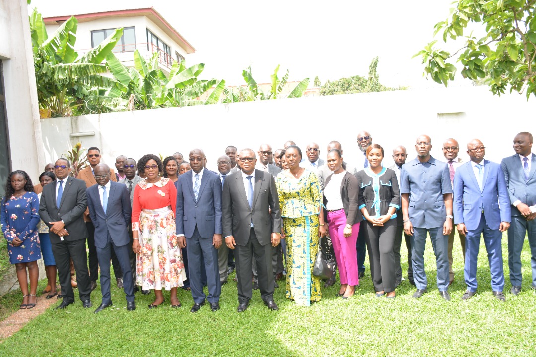 MINCOM_CI's tweet photo. Visite de travail du @MinComEN_CI, M. Amadou COULIBALY, au siège du comité exécutif du Projet de Solutions Numériques pour le Désenclavement des zones rurales et l’E-Agriculture (PSNDEA), ce jeudi 19 mai 2022.
👉https://t.co/elf9bcTcOB
#PSNDEA
#MICEN🇨🇮 https://t.co/eNcx74pvgW