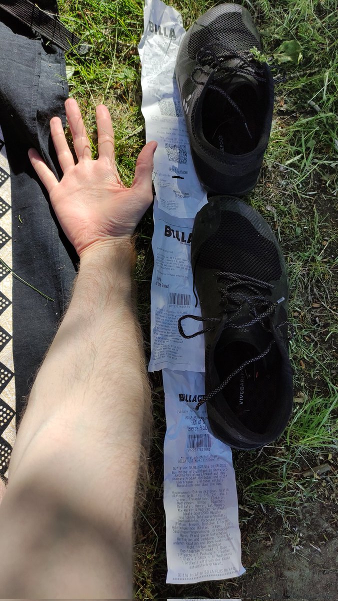 Kann mir jemand erklären, warum beim <a href="/BILLA_AT/">BILLA</a> schon bei zwei Semmeln und einem Radler die Rechnung so lang ist wie mein Arm? 🤔 Braucht man da jedes Mal (gefühlt) noch Kontoauszug,  Lebenslauf aller Mitarbeiter*innen und Encyclopædia Britannica dazu? #Müllvermeidung und so 😉