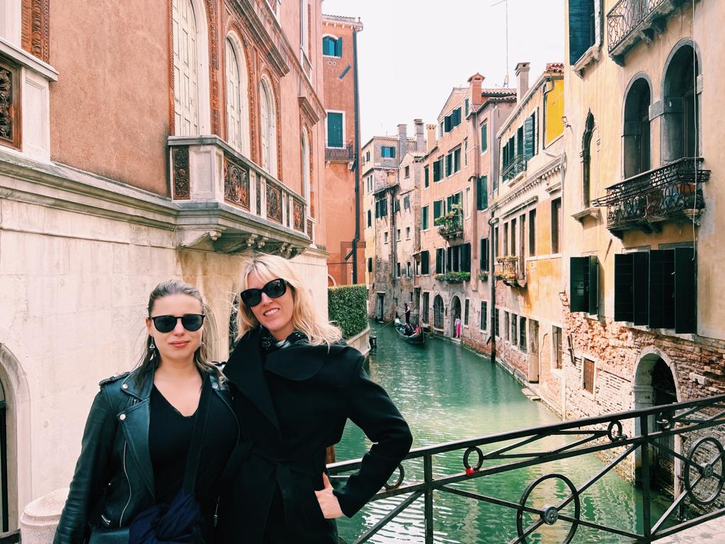 LEOrchestra's tweet image. Venice Biennale 2022 highlights 🇮🇹🌊🛶
✅Incredible @la_Biennale art 👩‍🎨 ✨
✅Incredible style by @CHANEL 👗
✅Incredible live show atmosphere 🎻🎹
✅Incredible event by @FionaLeahy Design 🌸💐
#londonelectronicorchestra #electronicclassical #chanel #fionaleahydesign #tbt