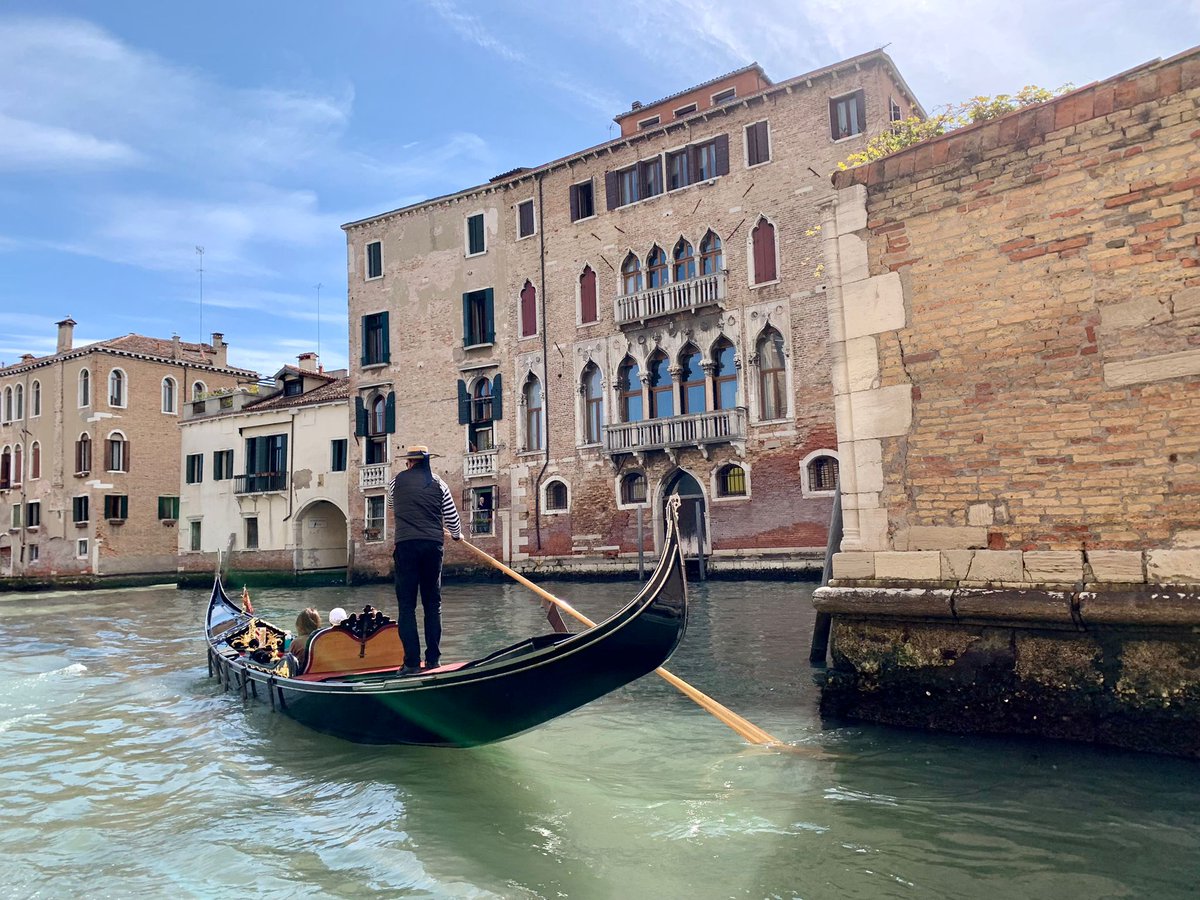 LEOrchestra's tweet image. Venice Biennale 2022 highlights 🇮🇹🌊🛶
✅Incredible @la_Biennale art 👩‍🎨 ✨
✅Incredible style by @CHANEL 👗
✅Incredible live show atmosphere 🎻🎹
✅Incredible event by @FionaLeahy Design 🌸💐
#londonelectronicorchestra #electronicclassical #chanel #fionaleahydesign #tbt