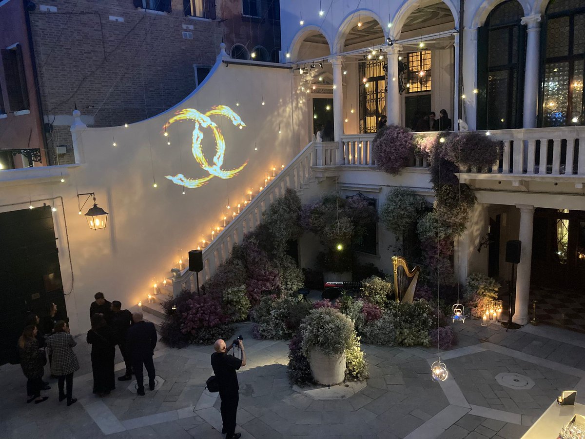 LEOrchestra's tweet image. Venice Biennale 2022 highlights 🇮🇹🌊🛶
✅Incredible @la_Biennale art 👩‍🎨 ✨
✅Incredible style by @CHANEL 👗
✅Incredible live show atmosphere 🎻🎹
✅Incredible event by @FionaLeahy Design 🌸💐
#londonelectronicorchestra #electronicclassical #chanel #fionaleahydesign #tbt