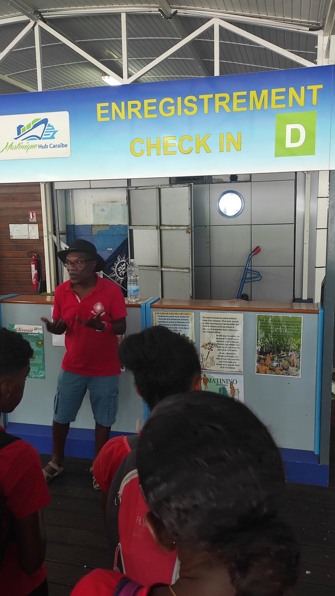 Aujourd'hui, quatre classes participent à un escape game sur la culture amérindienne et la biodiversité avec l'association Karisko, au port de Fort-de-France.