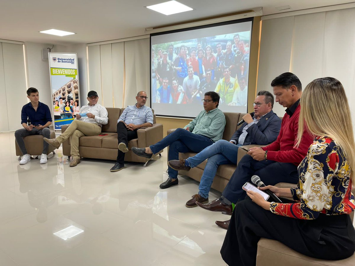 udes_oficial's tweet photo. #NoticiasUDES |  #AEstaHora se desarrolla en el 📍 Auditorio Yariguíes  'Conversatorio con periodistas #víctimas del conflicto armando en #Colombia', organizado por el @ComSocial_udes.  📸🎥📽 https://t.co/VpIOybR1Ki