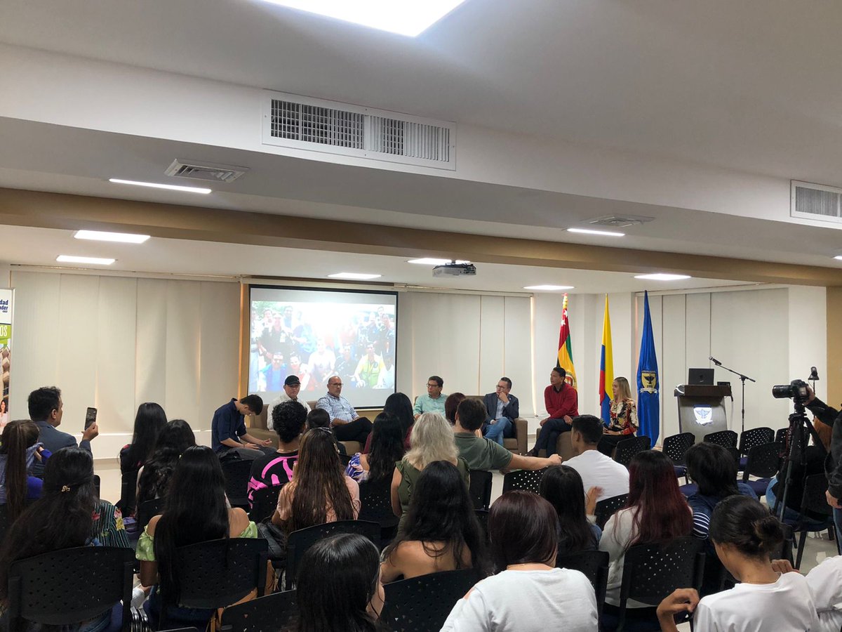 udes_oficial's tweet photo. #NoticiasUDES |  #AEstaHora se desarrolla en el 📍 Auditorio Yariguíes  'Conversatorio con periodistas #víctimas del conflicto armando en #Colombia', organizado por el @ComSocial_udes.  📸🎥📽 https://t.co/VpIOybR1Ki