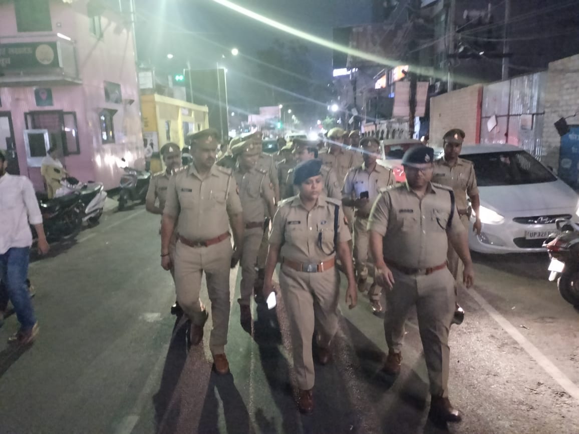 east_dcp's tweet photo. #CPLko @dhrubathakur के निर्देशन में #DCPEast @AmitKAnandIPS द्वारा सहायक पुलिस आयुक्त गोमतीनगर एवं थाना गोमतीनगर पुलिस बल के साथ अपराध नियंत्रण, कानून, शांति एवं सुरक्षा व्यवस्था के दृष्टिगत महत्वपूर्ण स्थानों/मार्गो/ चौराहो पर पैदल गस्त की गयी।
#UPPolice
#LucknowPolice https://t.co/2RxWSmTSCk