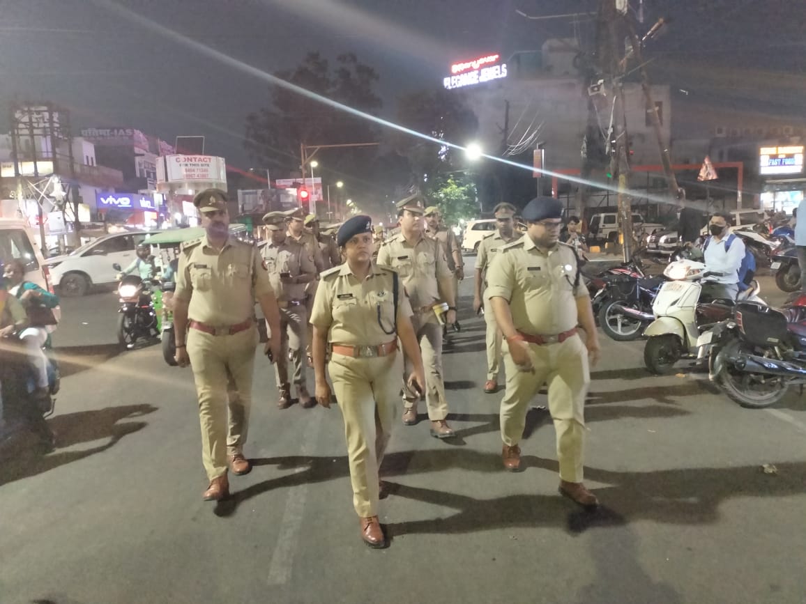 east_dcp's tweet photo. #CPLko @dhrubathakur के निर्देशन में #DCPEast @AmitKAnandIPS द्वारा सहायक पुलिस आयुक्त गोमतीनगर एवं थाना गोमतीनगर पुलिस बल के साथ अपराध नियंत्रण, कानून, शांति एवं सुरक्षा व्यवस्था के दृष्टिगत महत्वपूर्ण स्थानों/मार्गो/ चौराहो पर पैदल गस्त की गयी।
#UPPolice
#LucknowPolice https://t.co/2RxWSmTSCk