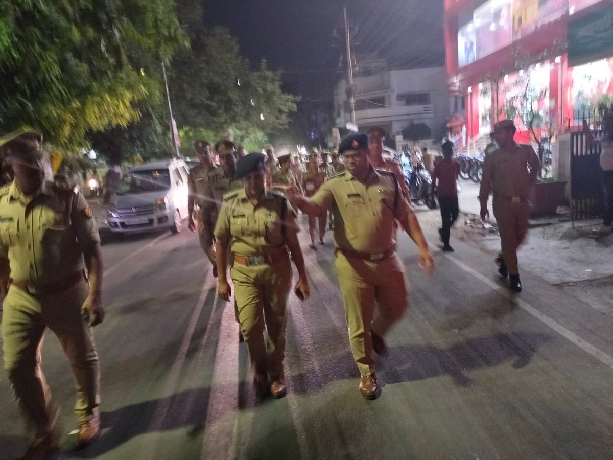 east_dcp's tweet photo. #CPLko @dhrubathakur के निर्देशन में #DCPEast @AmitKAnandIPS द्वारा सहायक पुलिस आयुक्त गोमतीनगर एवं थाना गोमतीनगर पुलिस बल के साथ अपराध नियंत्रण, कानून, शांति एवं सुरक्षा व्यवस्था के दृष्टिगत महत्वपूर्ण स्थानों/मार्गो/ चौराहो पर पैदल गस्त की गयी।
#UPPolice
#LucknowPolice https://t.co/2RxWSmTSCk