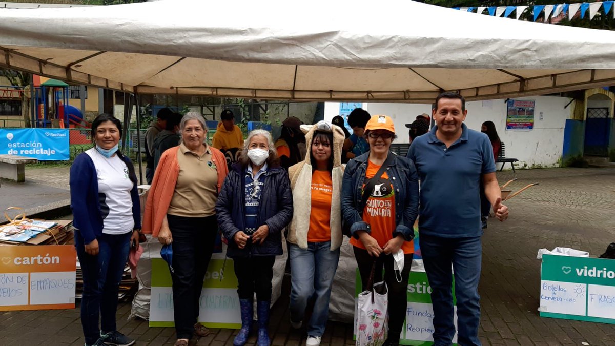 QuitoSinMineria's tweet photo. LA recolección de firmas avanza por todo el #DMQ.
Agradecemos a todos los colectivos ciudadanos e instituciones que apoyan la Consulta Popular para prohibir la minería en el Chocó Andino de Pichincha.
#QuitoSinMinería
#SeVieneLaConsulta
#RJCA https://t.co/c3wZrlMb6Z