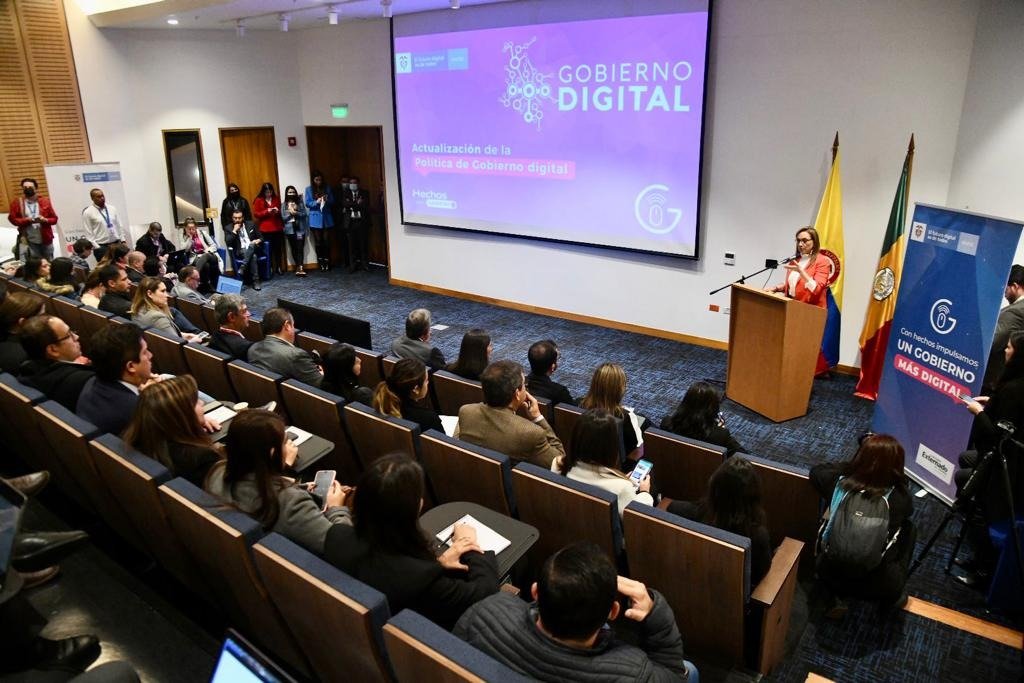 CarmenLigiaV's tweet photo. En el foro #UnGobiernoMásDigital presentamos la actualización de la Política de Gobierno Digital, la cual tiene el objetivo de impactar positivamente la calidad de vida de los ciudadanos y la competitividad del país, a través de la transformación digital del Estado. https://t.co/0NxFG0zfjQ