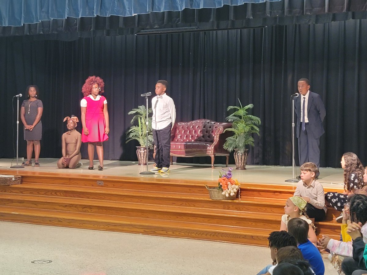LittlesRaHoot's tweet photo. My virtual kiddos had so much fun watching Annie today! @DLMcMaster did an amazing job! My firsties loved it and I loved seeing former students shine on stage.@HumbleISD_OE #HISD_virtual #virtualteacherlife https://t.co/ehQ59vpgFv