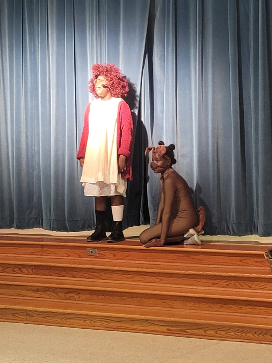 LittlesRaHoot's tweet photo. My virtual kiddos had so much fun watching Annie today! @DLMcMaster did an amazing job! My firsties loved it and I loved seeing former students shine on stage.@HumbleISD_OE #HISD_virtual #virtualteacherlife https://t.co/ehQ59vpgFv