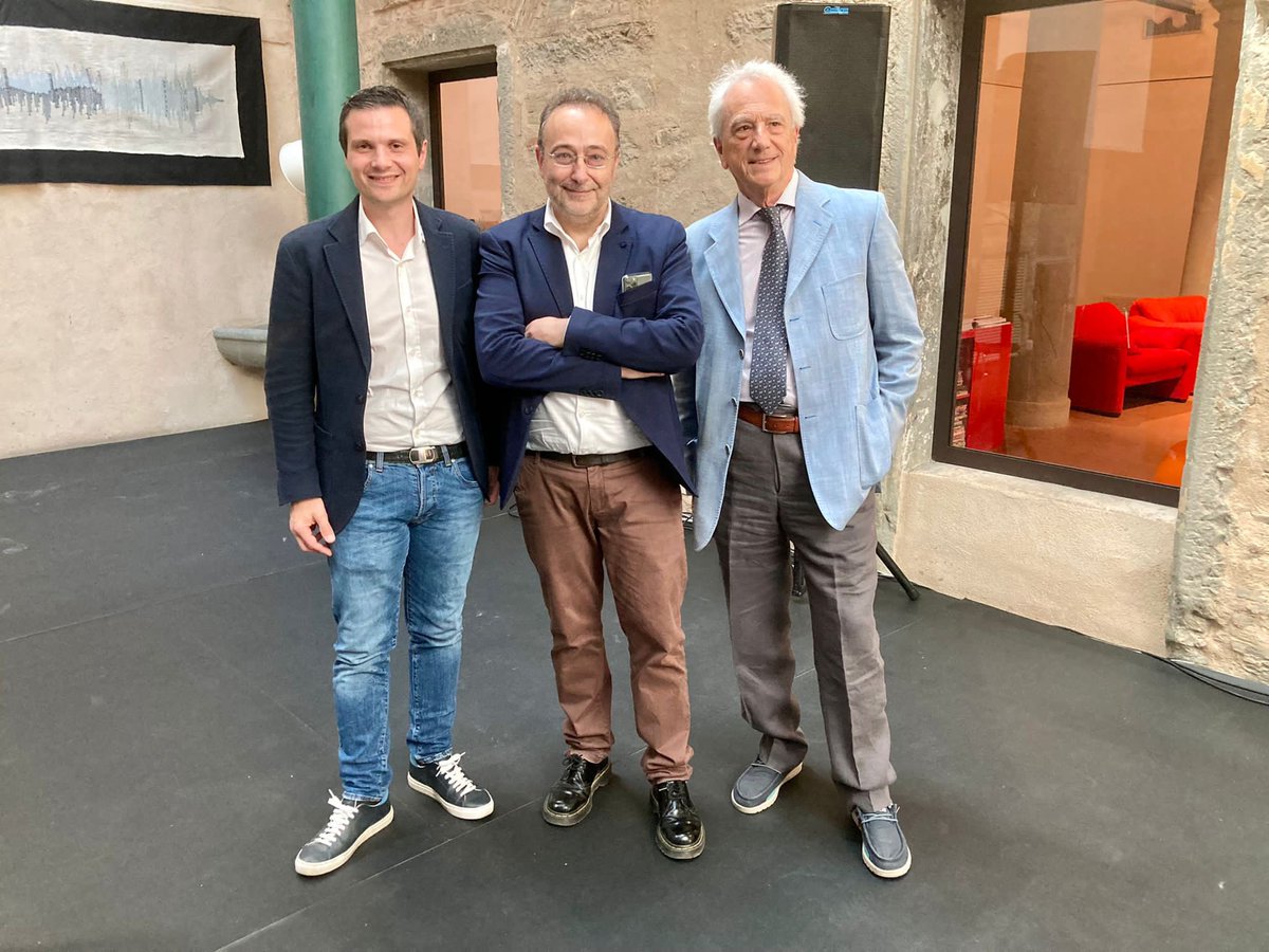 fdicos10's tweet photo. 📍A Firenze per ISIA CAMP 2022 al BarCamp dedicato al design della comunicazione. Grazie ai partecipanti, a @mauriziog, a presidente e direttore @ISIAfirenze che hanno annunciato adesione scuola di design a #PASocial 🤝
#FID #isiafirenze #isiadesign #isiaopenday @Fondazione_FID https://t.co/HxmF6fglhW