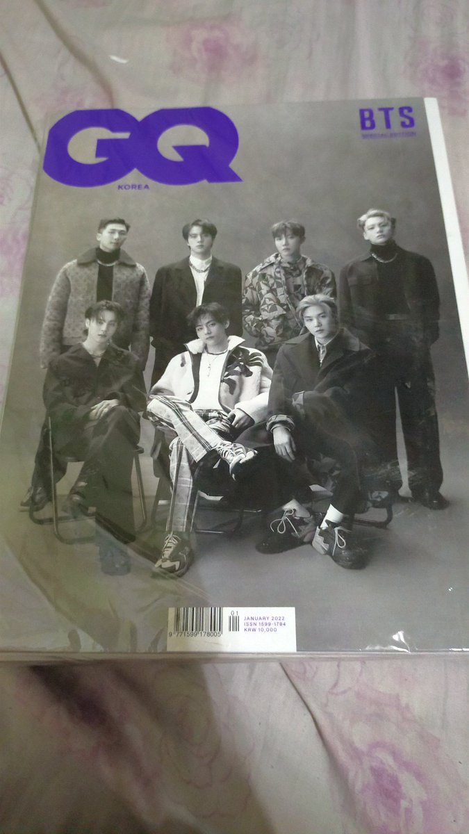 iamrevelene's tweet photo. I got my Deco kit and GQ Magazines. huhu . Super thankful ako na kahit gabi na pumayag pa Rin Sila na ideliver. Grabeee super bait Po nila. So if you want more budols na may maayos na deal, you can check their shop. @bsidemarket 
#bside_feedback https://t.co/OhrGSWt8W5