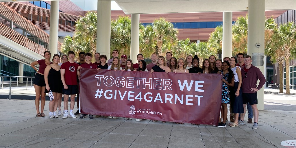 DeanPeterBrews's tweet photo. Thanks to the @MooreSchool's 342 alumni, students, faculty, staff and friends who contributed to the $68,078 raised for #Give4Garnet and our $10,000 challenge gift for securing the most donors during the 4-5pm power hour! We appreciate all of your support for our students @UofSC! https://t.co/oUw0TwiJ2z
