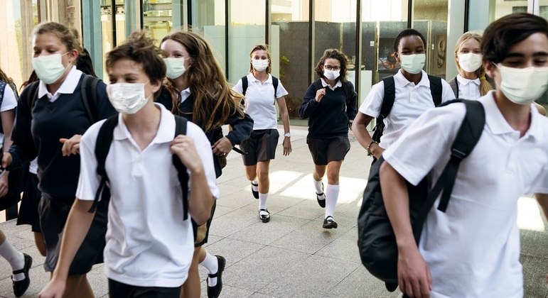 sim_noticias's tweet photo. O uso de máscaras, obrigatório em muitos momentos na retomada das aulas presenciais, voltou a ser exigido na rede de ensino de cidades pelo Brasil. O motivo é o aumento no número de casos de Covid-19, que vem preocupando as autoridades escolares.

https://t.co/WzLzRu6OqO https://t.co/IZGy8xuAlv