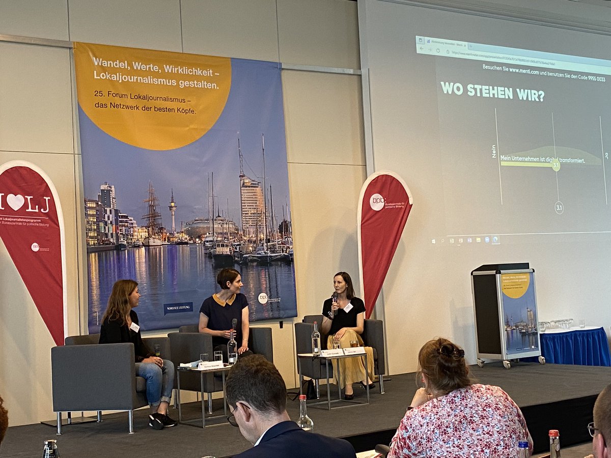 Diskussion zum Thema „Digitale Strategien und Transformation im Lokalen“ beim #FoLoJo22 u.a. mit <a href="/7iebenSachen/">Barbara Zinecker</a> und <a href="/JudithConrady/">Judith Conrady</a>. Erinnert mich an eine spannende Zeit - sind schon wahnsinnig weit gekommen in der #MainPost <a href="/MPKemper/">Andreas Kemper</a> !
