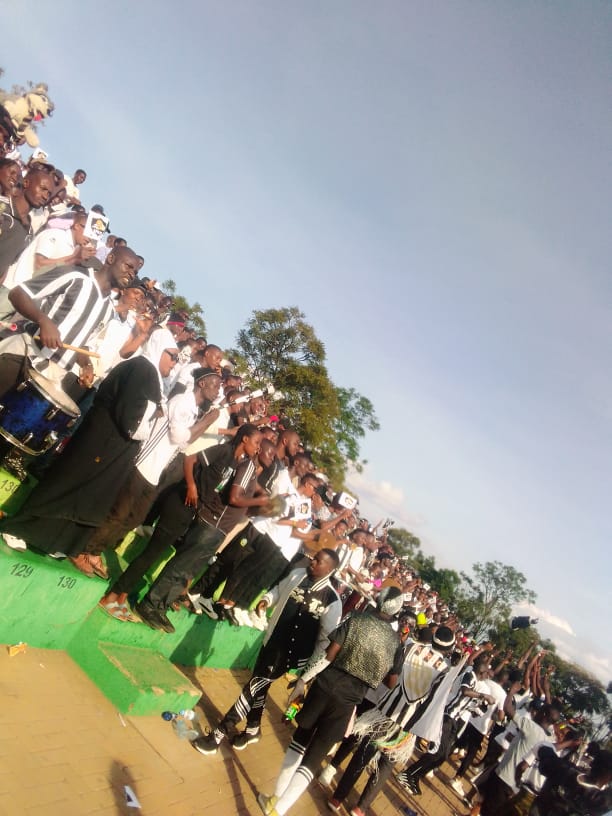 onlinefanclubz2's tweet photo. Umutoza wa @aprfcofficial3 asubiriye @rayon_sports ku mukino wa #PEACE_CUP 🏆 wa ½ kirangiza aho zahataniraga itike yo kujya Final
@aprfcofficial3 2 : 1 @rayon_sports agg(2 : 1)
Umwaka wiyongere kuyindi muyabereye @rayon_sports umukara ! https://t.co/wfNUdOwaeL